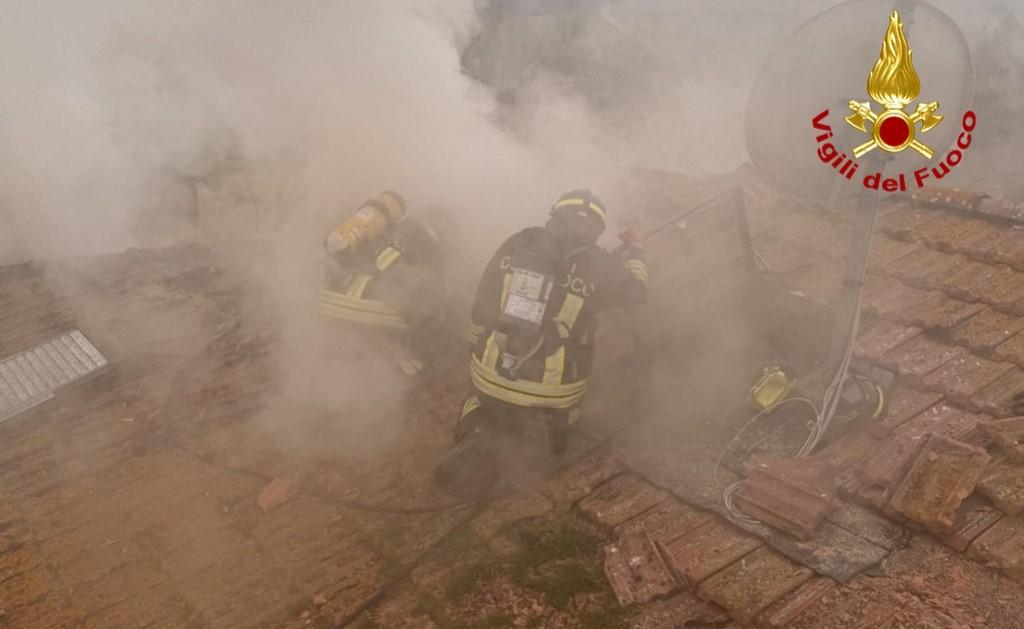 Paura a Castelvetro per l’incendio del tetto in legno di una casa in via Nizzola