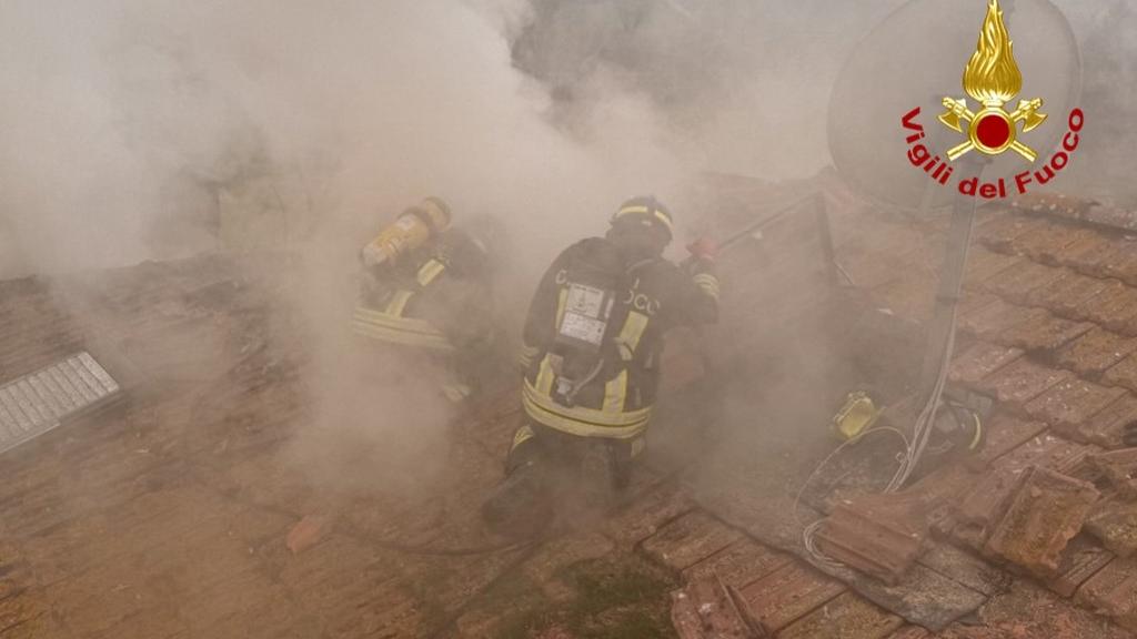L'incendio del tetto in legno (foto vigili del fuoco)