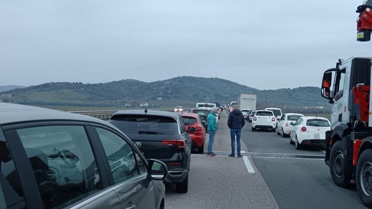 Grosseto, scontro fra due auto e un camion: viabilità in tilt lungo l’Aurelia