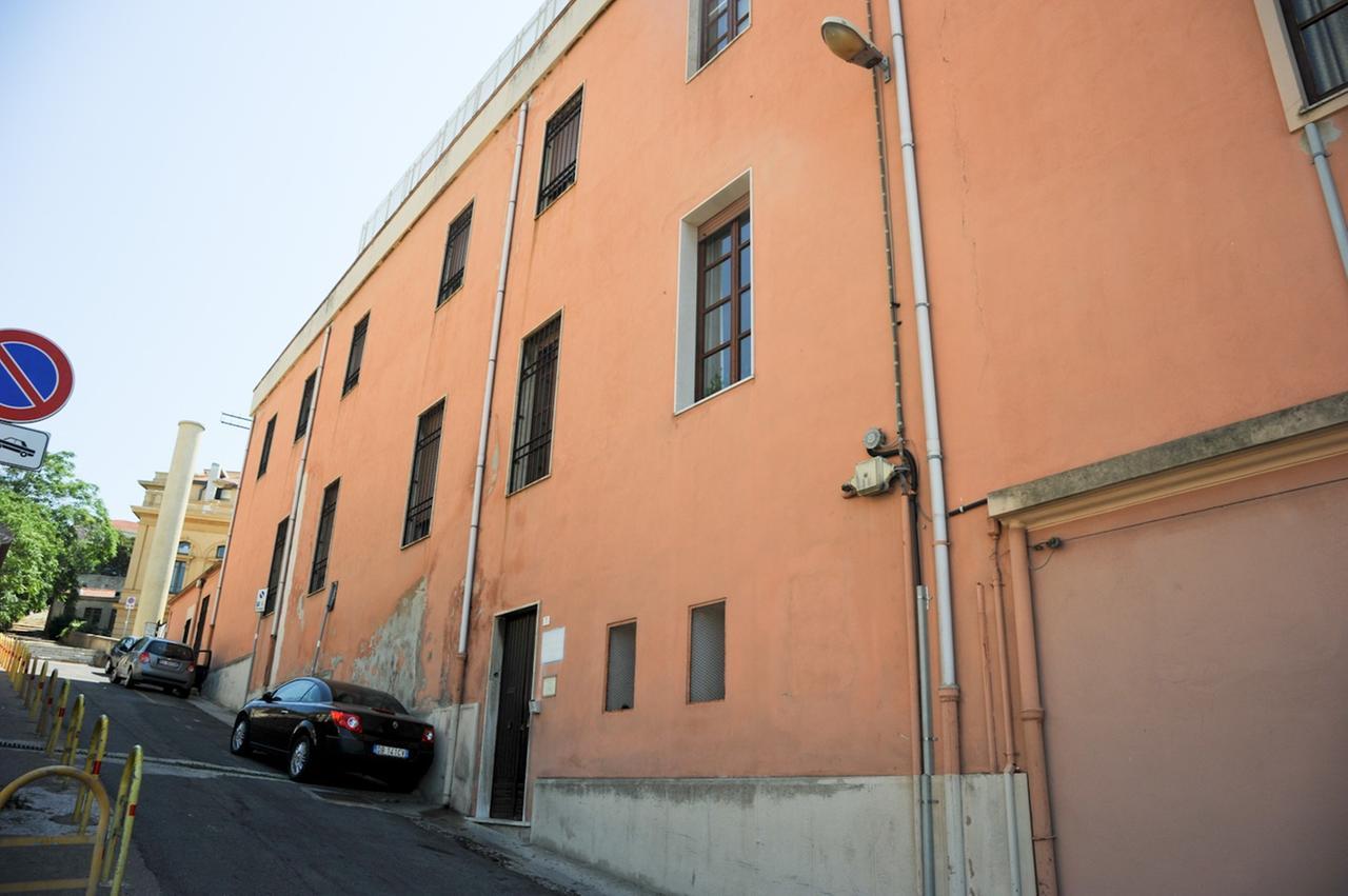 Cadono calcinacci da un muro dell’Università, chiusa via Porcell