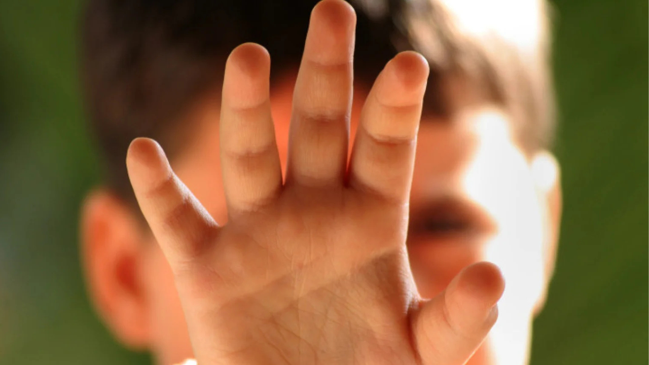 Sassari, minori maltrattati: indagate le educatrici riprese dalle telecamere – Ecco che cosa sappiamo