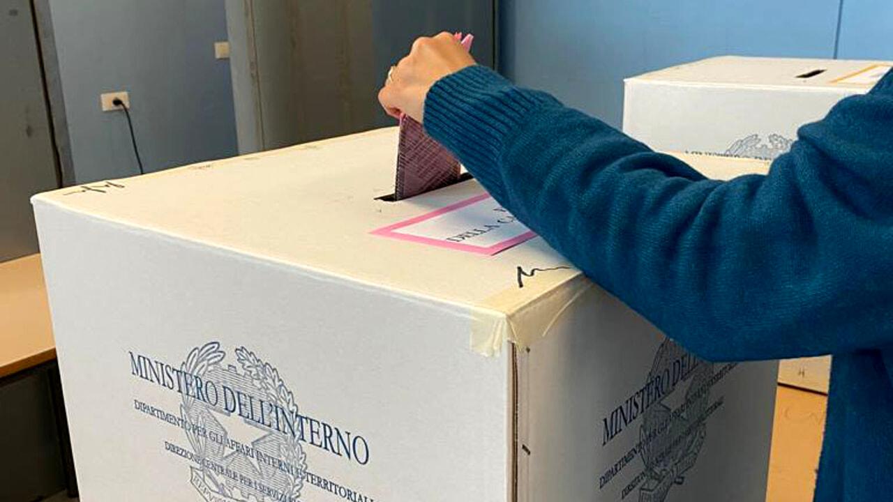 Prato, il candidato sindaco può attendere: i due schieramenti si marcano