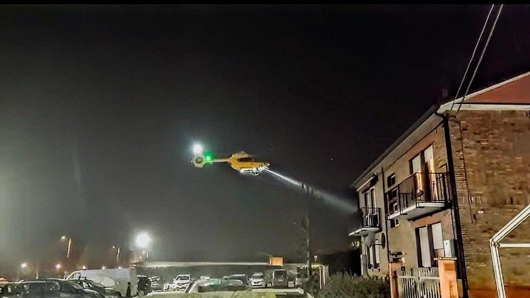 Regolamento di conti in centro a Mirabello: tre feriti