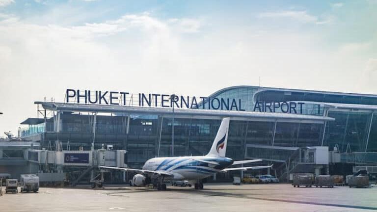 Odissea in Thailandia, otto giovani reggiani bloccati a Phuket dalla guerra: «Voli da 25mila euro per rientrare»