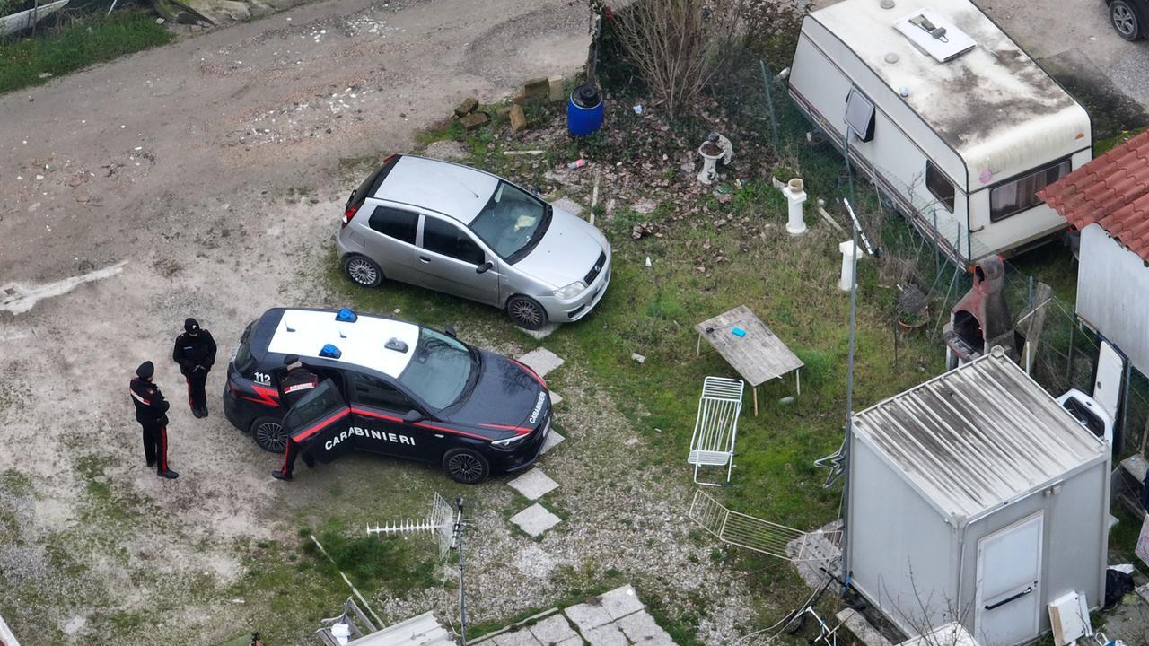 Blitz al campo nomadi di Correggio: sette denunciati per furti di energia e discariche abusive