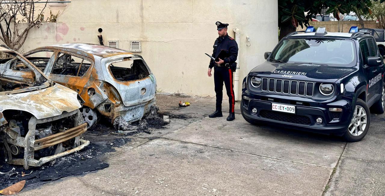 Due auto a fuoco nella notte, scoperto e denunciato l’autore: cosa sappiamo