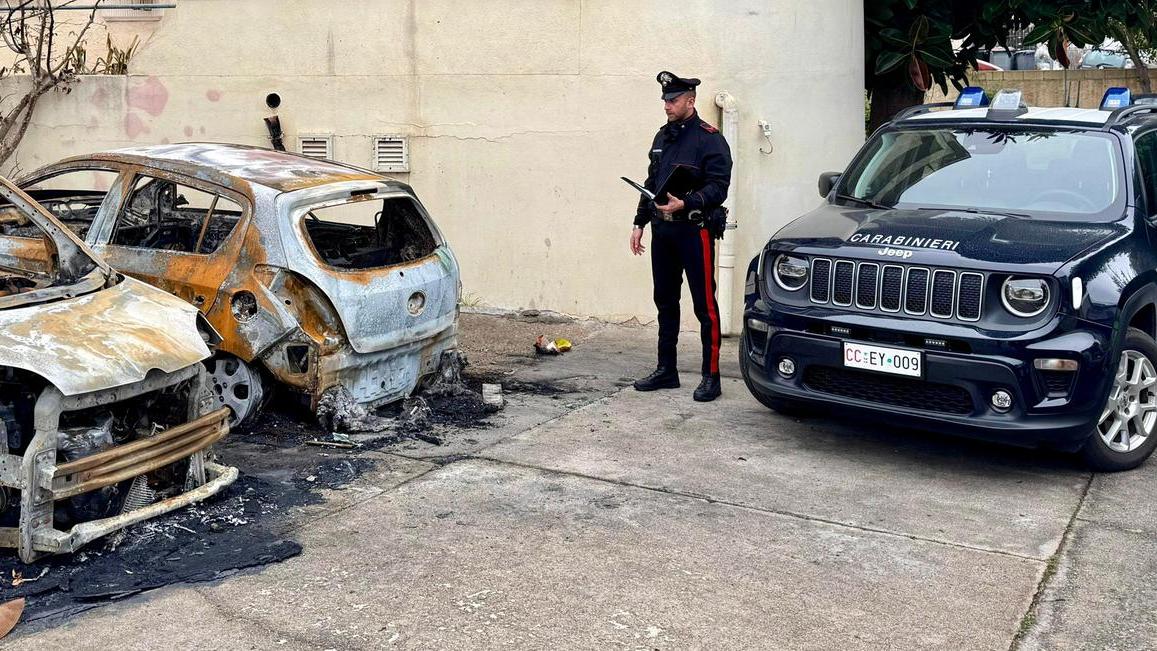Due auto a fuoco nella notte, scoperto e denunciato l’autore: cosa sappiamo