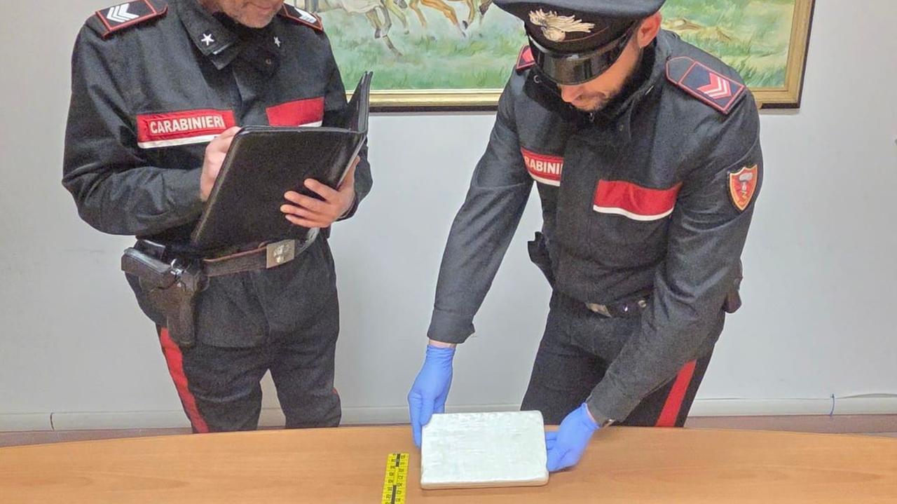 Olbia, motociclista fugge all’alt dei carabinieri: raggiunto e bloccato con un chilo e mezzo di cocaina