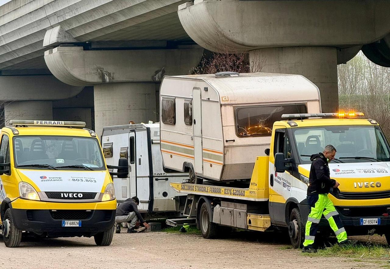 Famiglia nomade spostata a San Pancrazio, le perplessità del parroco: «Nessun preavviso, chiediamo chiarezza»