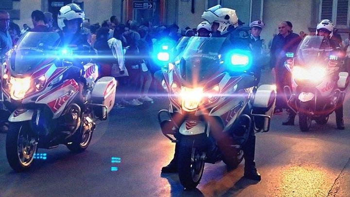 Prato, la polizia municipale ferma un commando armato: cinque arresti e una missione da chiarire