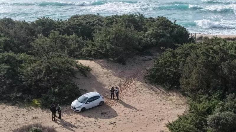 Sfonda la recinzione e parcheggia l’auto sulle dune protette: «Più comodo per pescare»