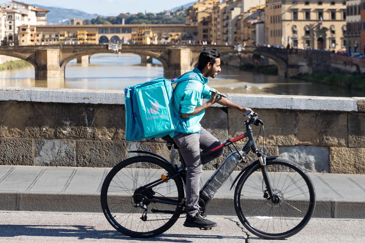 Firenze, tenta di rapinare un rider e poi col coltello ruba una bici a un altro uomo: arrestato
