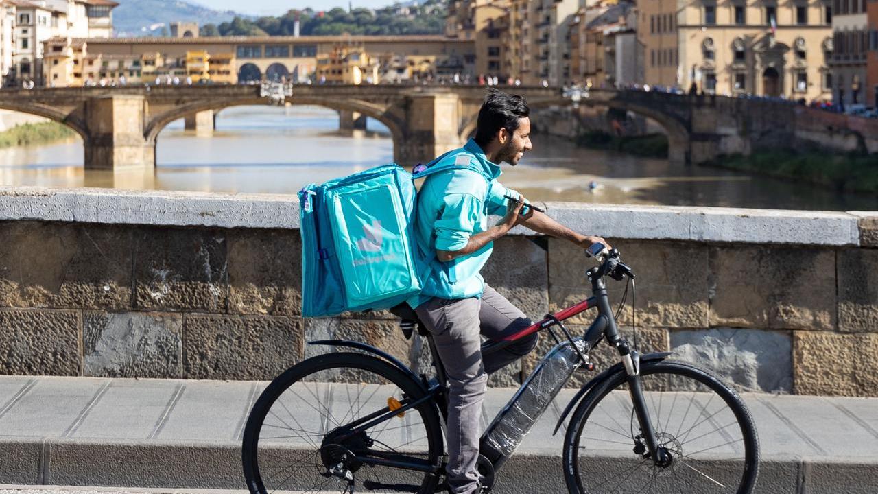 Firenze, tenta di rapinare un rider e poi col coltello ruba una bici a un altro uomo: arrestato