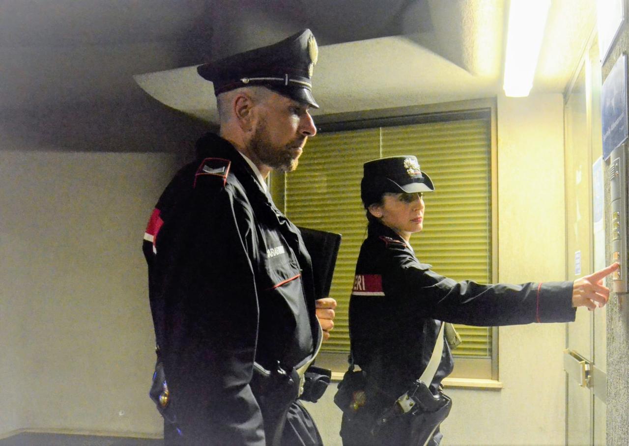 Accusato di maltrattamenti in famiglia, in casa aveva hashish e marijuana: arrestato