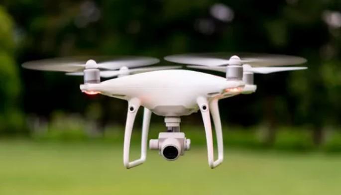 Per due anni spia la ex col drone, condividendo le foto con gli amici: arrestato