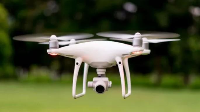 Per due anni spia la ex col drone, condividendo le foto con gli amici: arrestato