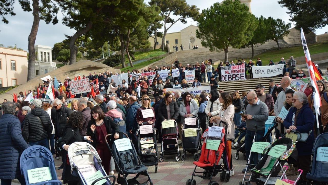 Sanità pubblica nel caos, la protesta a Cagliari - foto di Mario Rosas