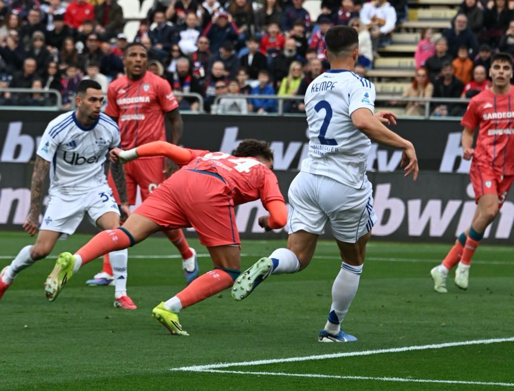 Il Cagliari perde in casa 2-1 contro un Como da zona Champions