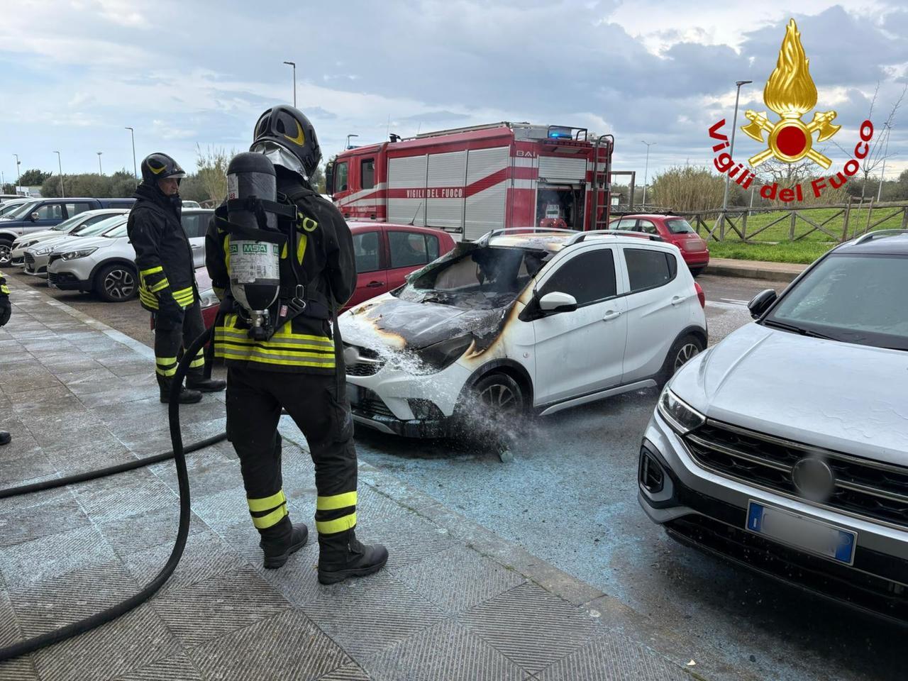Sassari, paura vicino al parco: auto in sosta prende fuoco
