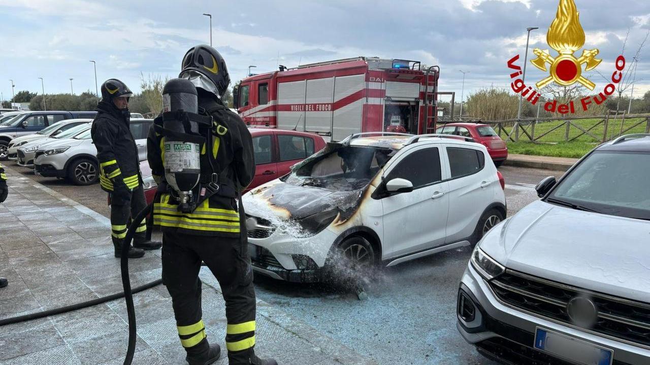 Sassari, paura vicino al parco: auto in sosta prende fuoco