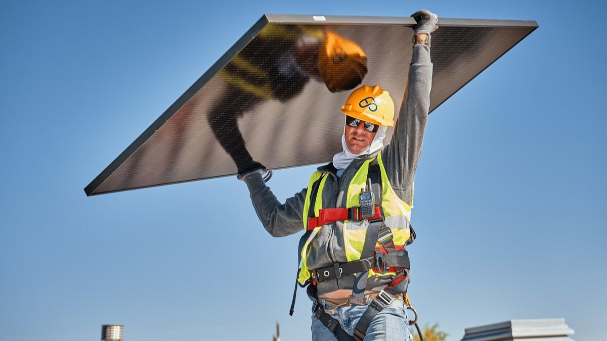 Guerra in Iran e crisi energetica, ecco perché conviene installare il fotovoltaico: tutti gli incentivi del 2026