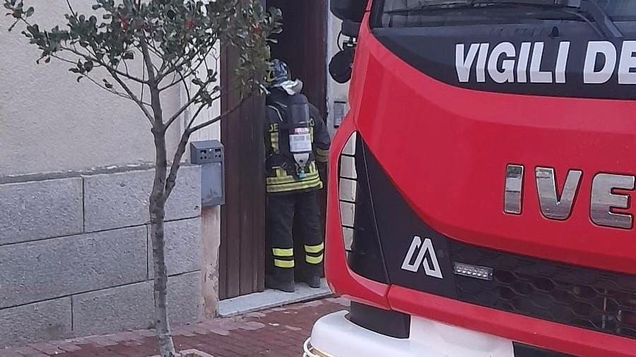 Paura per le fiamme al piano terra del municipio