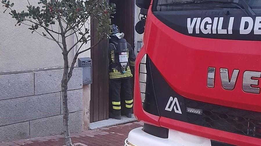 Paura per le fiamme al piano terra del municipio