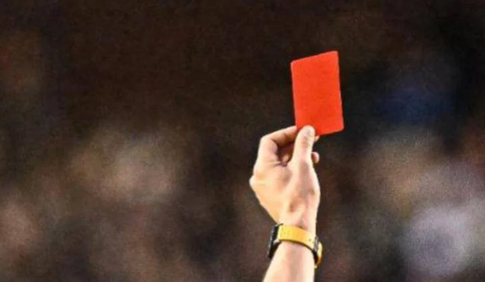 Arbitra di 17 anni insultata e aggredita da un dirigente. La dura posizione dell’Aia nei confronti del responsabile