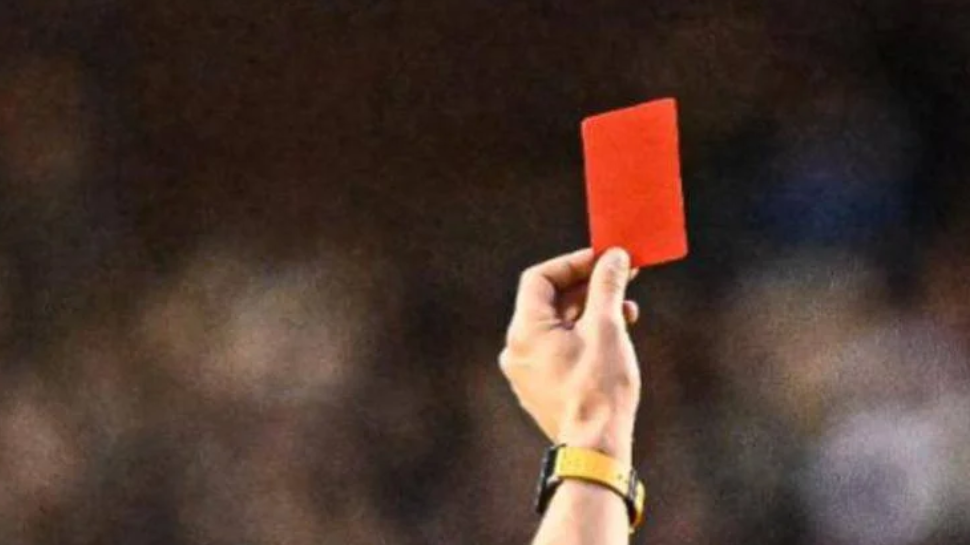 Arbitra di 17 anni insultata e aggredita da un dirigente. La dura posizione dell’Aia nei confronti del responsabile