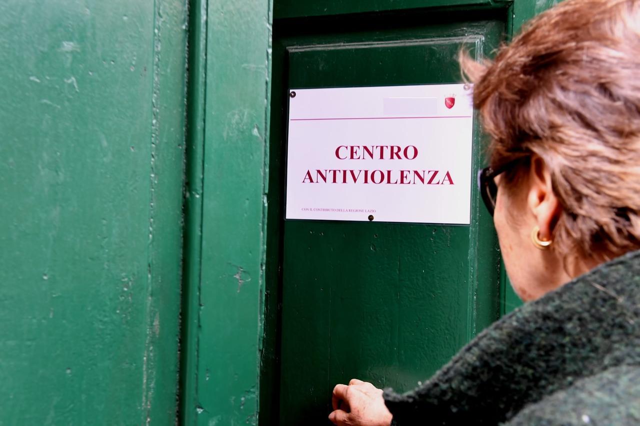 8 marzo, non solo mimose: nei centri antiviolenza è boom di accessi