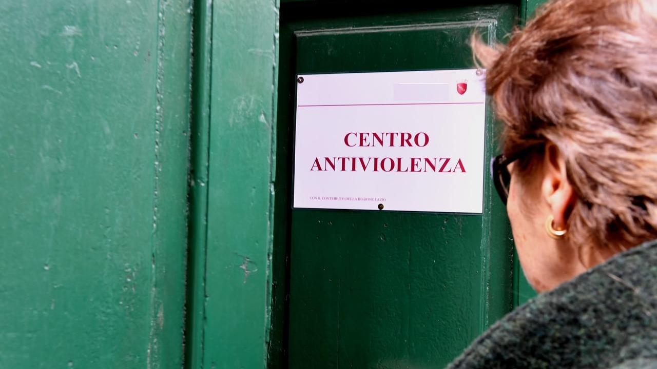 8 marzo, non solo mimose: nei centri antiviolenza è boom di accessi