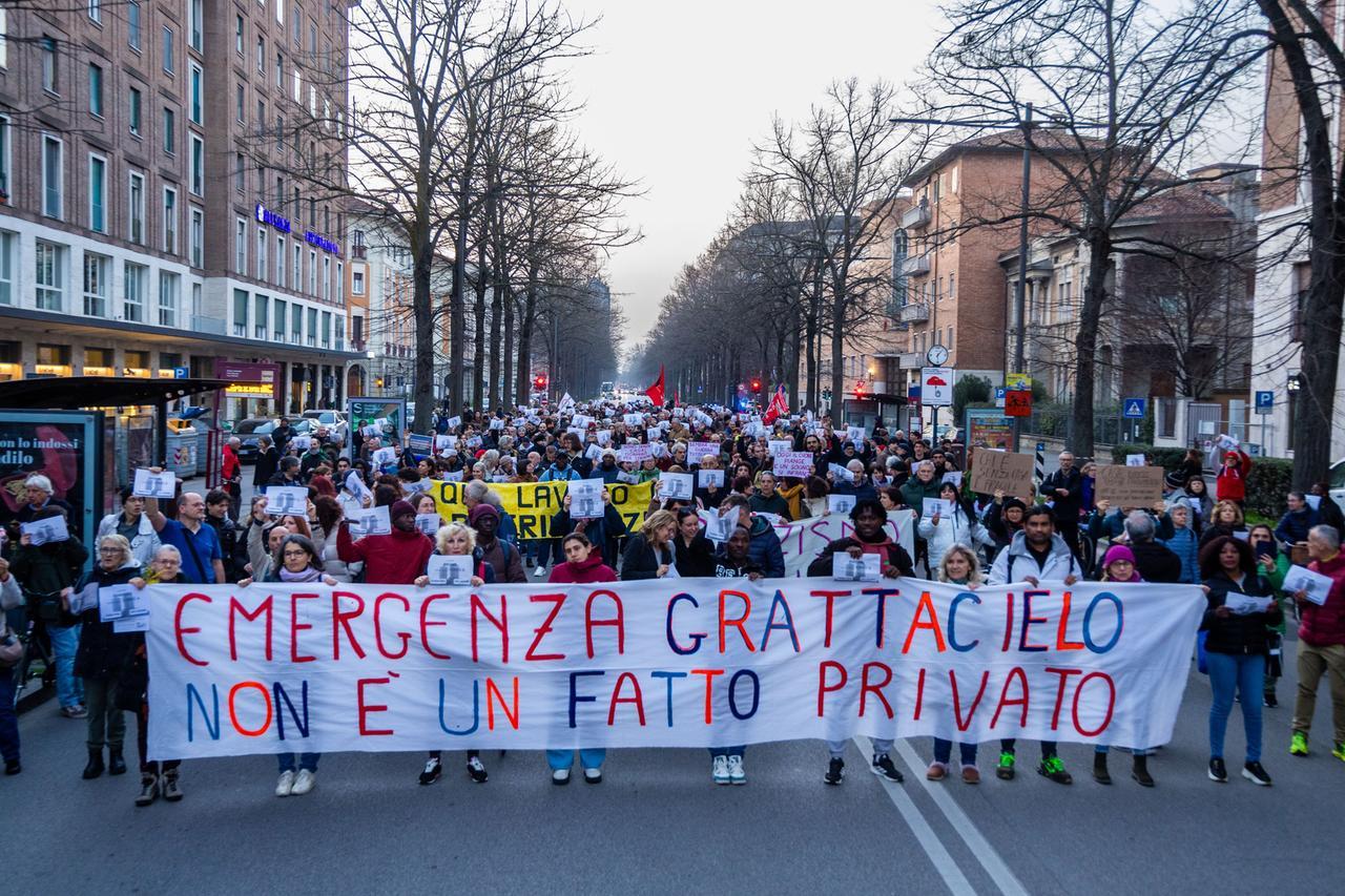 «Non è un fatto privato». A Ferrara in mille sfilano per il Grattacielo