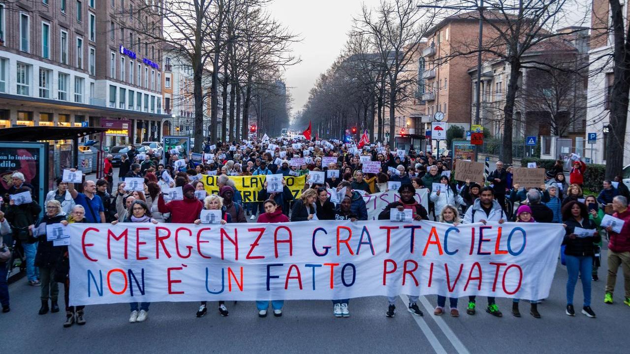 «Non è un fatto privato». A Ferrara in mille sfilano per il Grattacielo