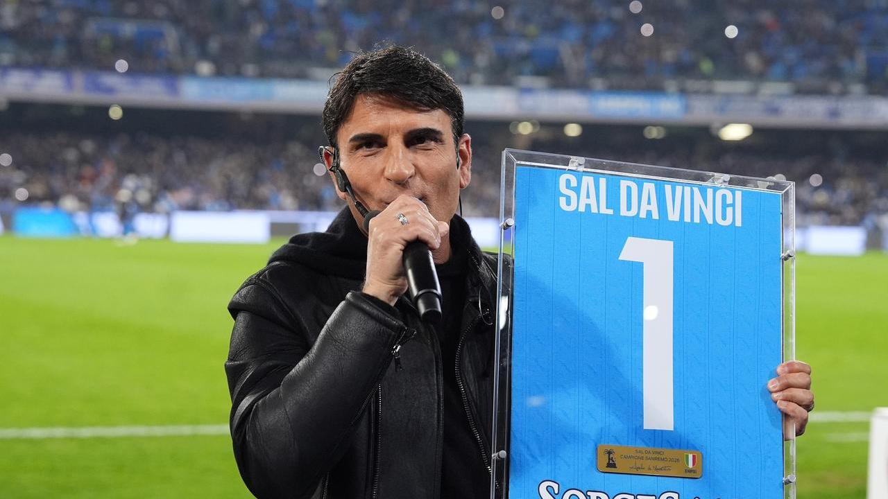 «Canzone da matrimonio della camorra». Esposto contro Aldo Cazzullo per le parole su Sal Da Vinci e Napoli