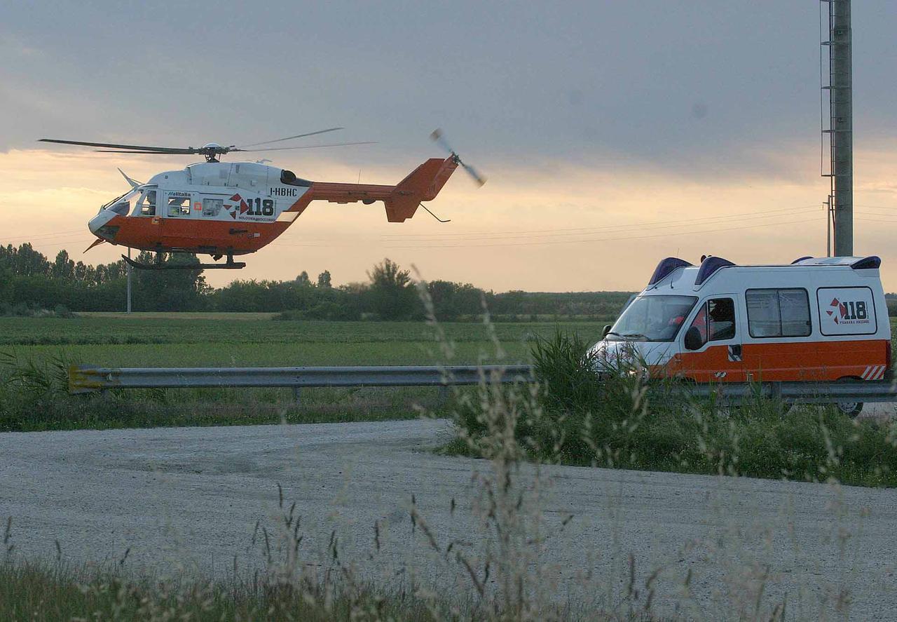 Colpito da un malore a Cento, è fuori pericolo di vita: «Cerchiamo la donna che l’ha salvato»