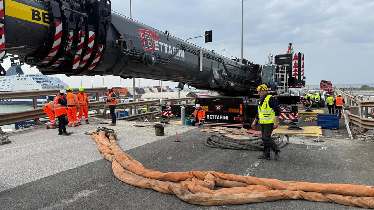 I tecnici all'opera sul ponte