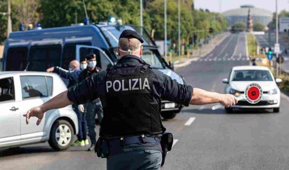 Piombino, punta il coltello al benzinaio: «Dammi i soldi». Poi un "imprevisto" e la fuga