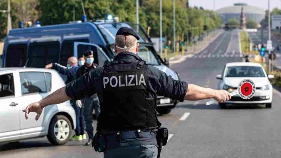 Piombino, punta il coltello al benzinaio: «Dammi i soldi». Poi un "imprevisto" e la fuga