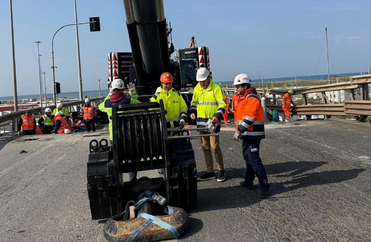 
	I tecnici al lavoro sul ponte

