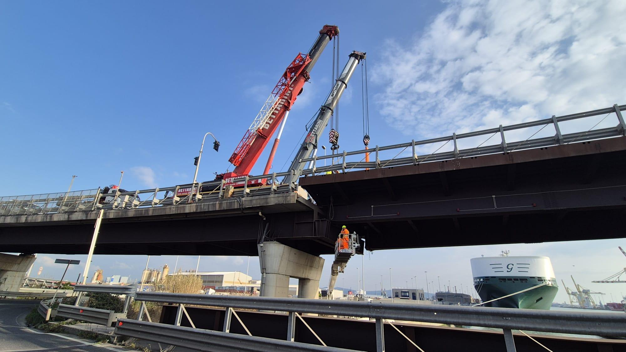 I lavori sul ponte collassato