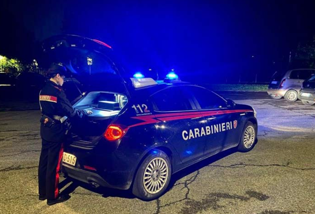 Vuole buttarsi dall’ottavo piano: 26enne salvato dai carabinieri