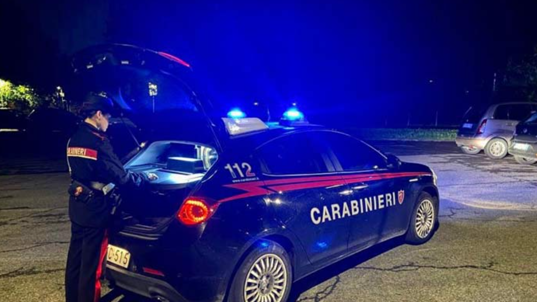 Vuole buttarsi dall’ottavo piano: 26enne salvato dai carabinieri