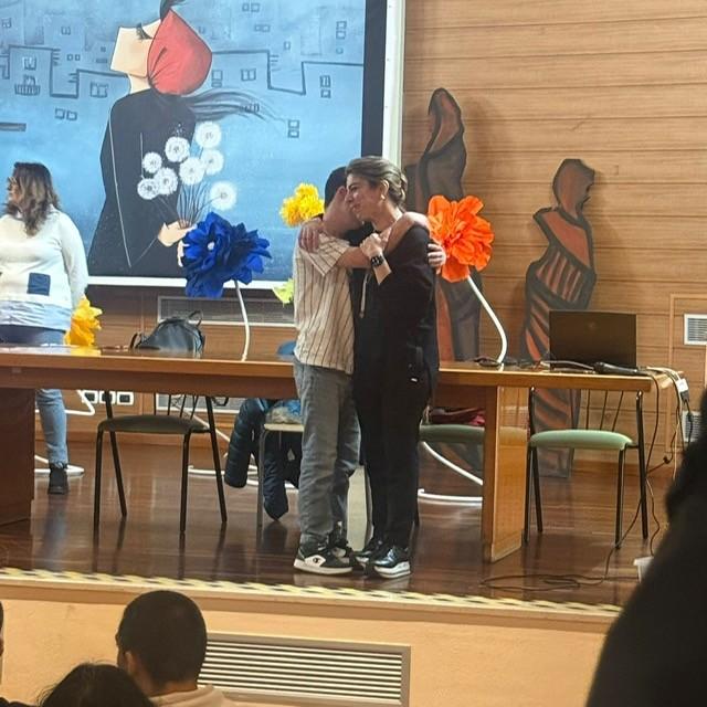 Il murale simbolo sfregiato: la scuola reagisce dopo l’atto vandalico