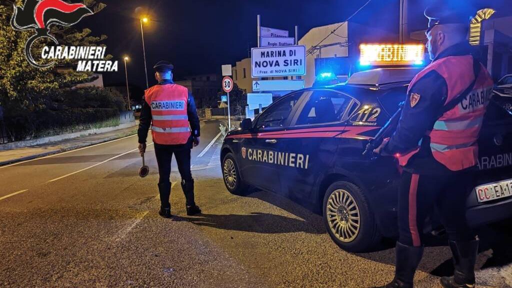 Tenta di uccidere la moglie davanti alla scuola dei figli: il viaggio da Prato alla Basilicata per raggiungerla dopo la separazione