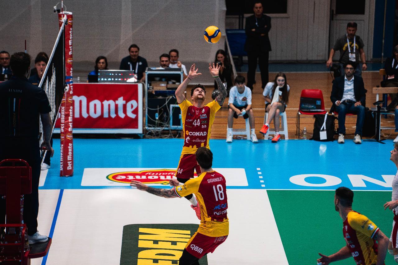 Sfuma il sogno della Conad Volley Tricolore di alzare la Coppa Italia: i calabresi rimontano e vincono 3 a 2