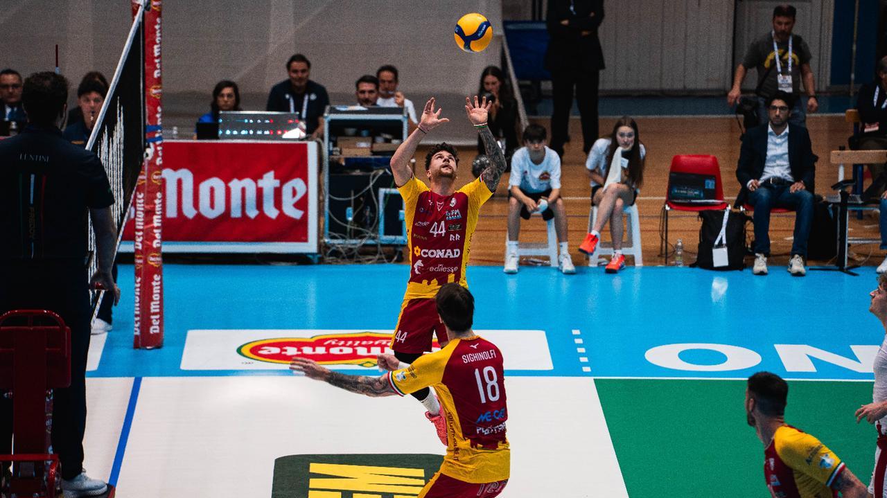 Sfuma il sogno della Conad Volley Tricolore di alzare la Coppa Italia: i calabresi rimontano e vincono 3 a 2