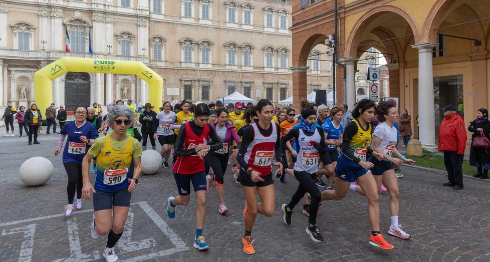 
	La partenza di "Donne in corsa" da piazza Roma

