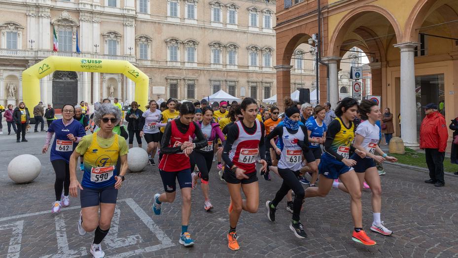 La partenza di "Donne in corsa" da piazza Roma