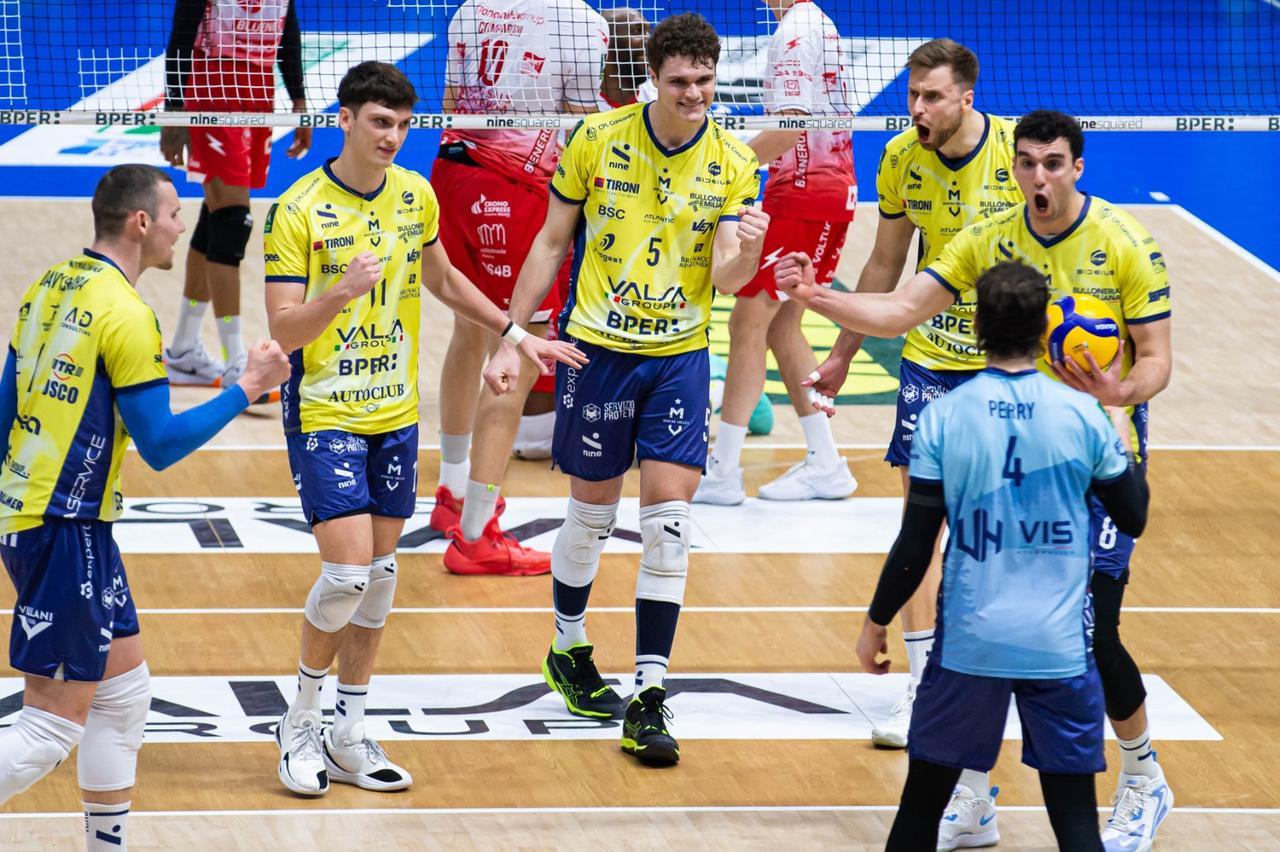 Modena, che rimonta! Sotto 2-0, batte Piacenza al tie break: PalaPanini in delirio