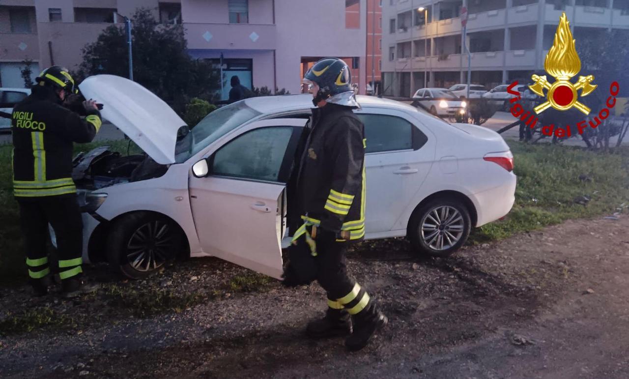Schianto tra auto a Porto Torres: due feriti